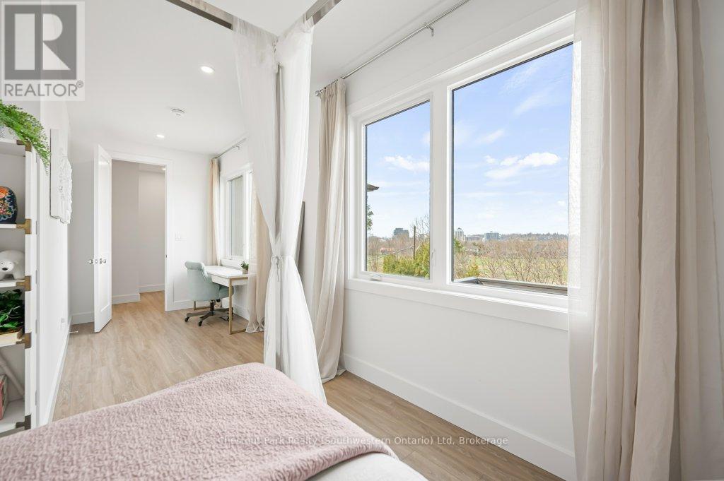 27 VARDON DRIVE - 35