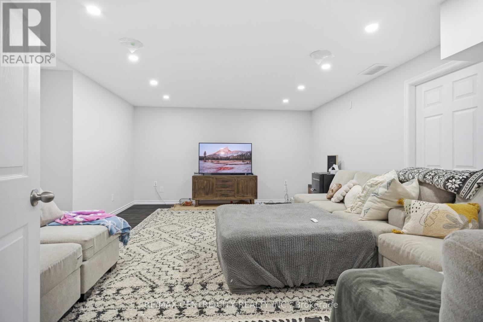 2114 RIVERBEND ROAD - 46