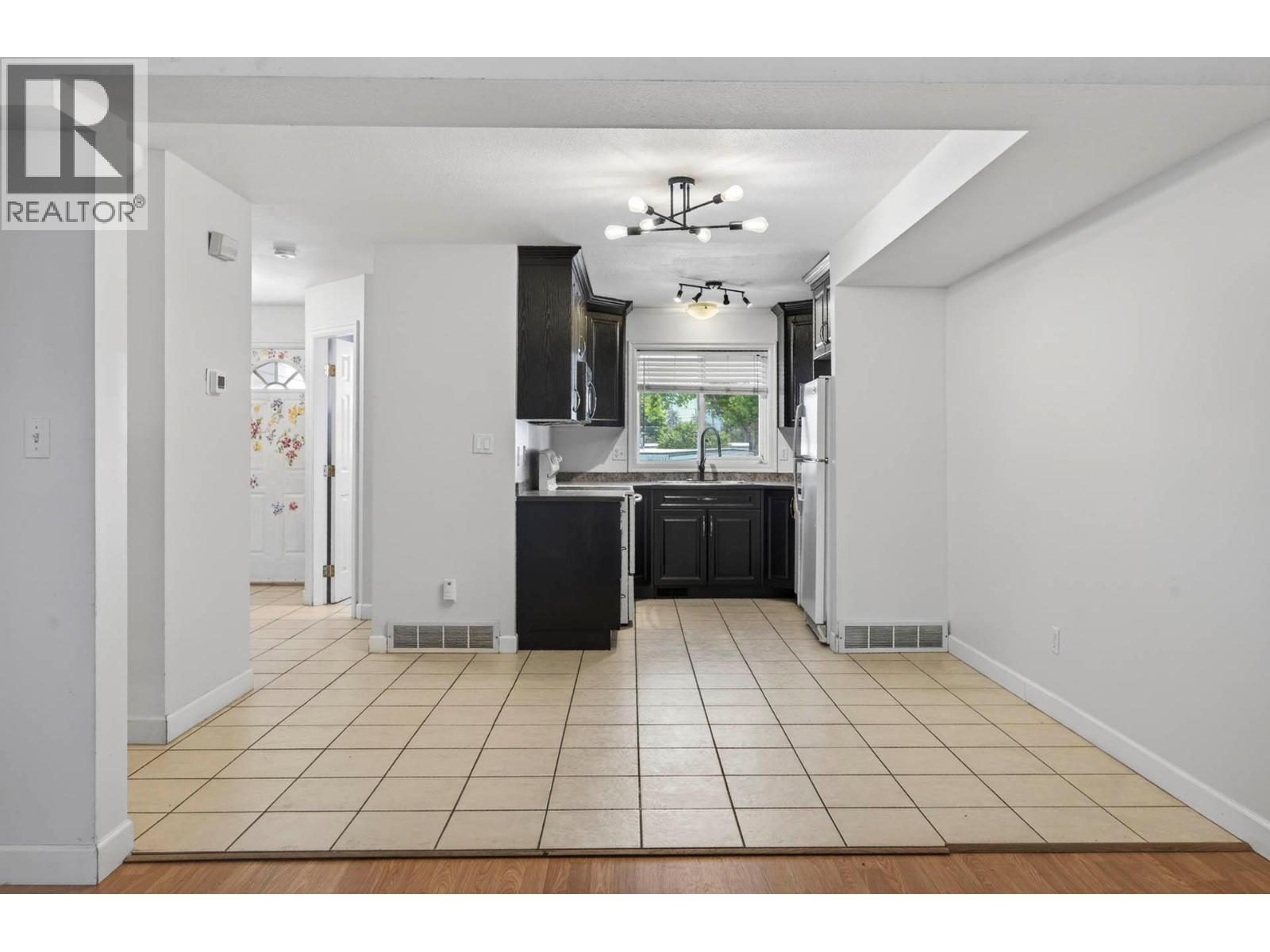 #3 790 Holt Street - 8
