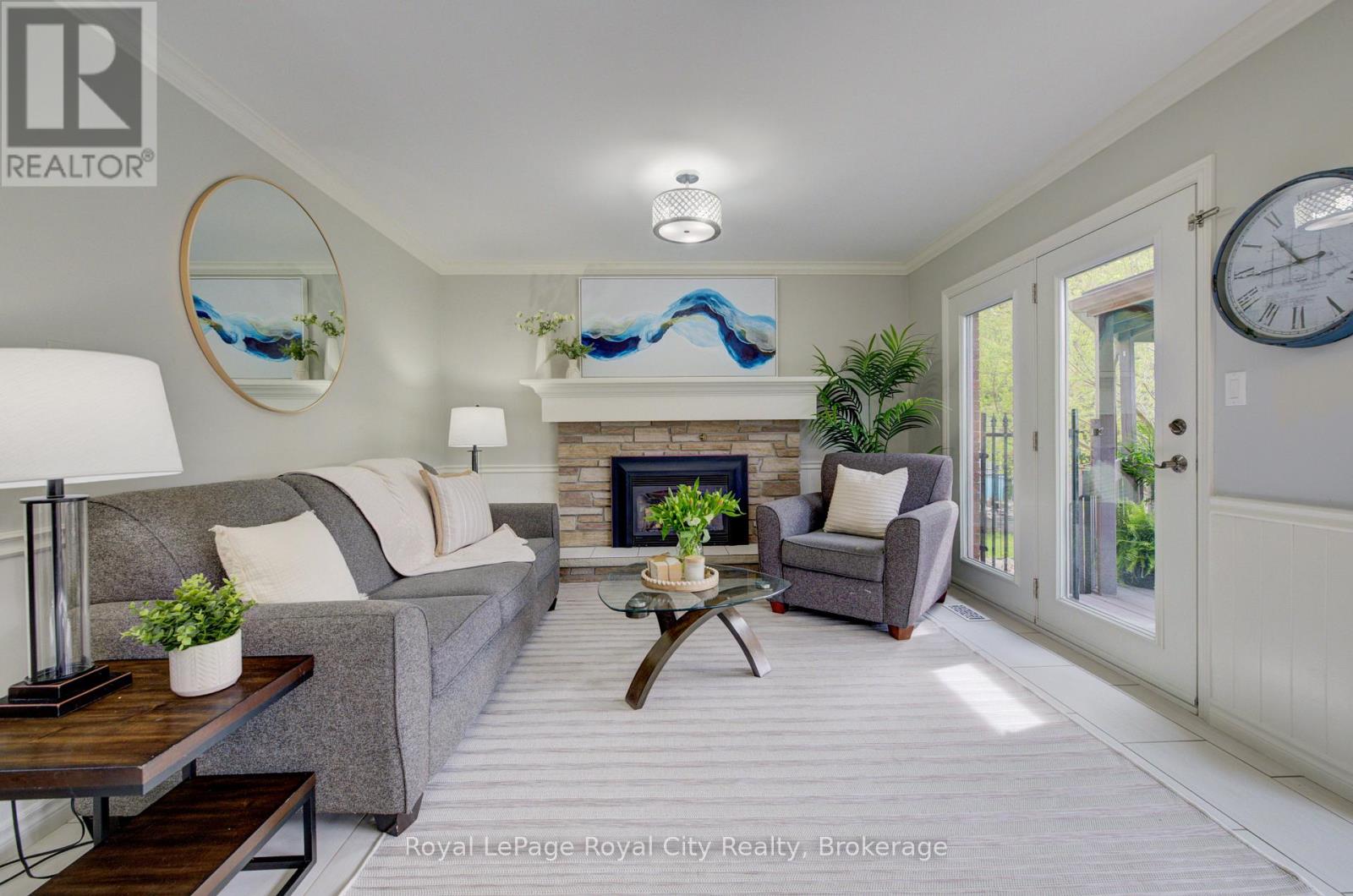 15 JOANN CRESCENT - 4