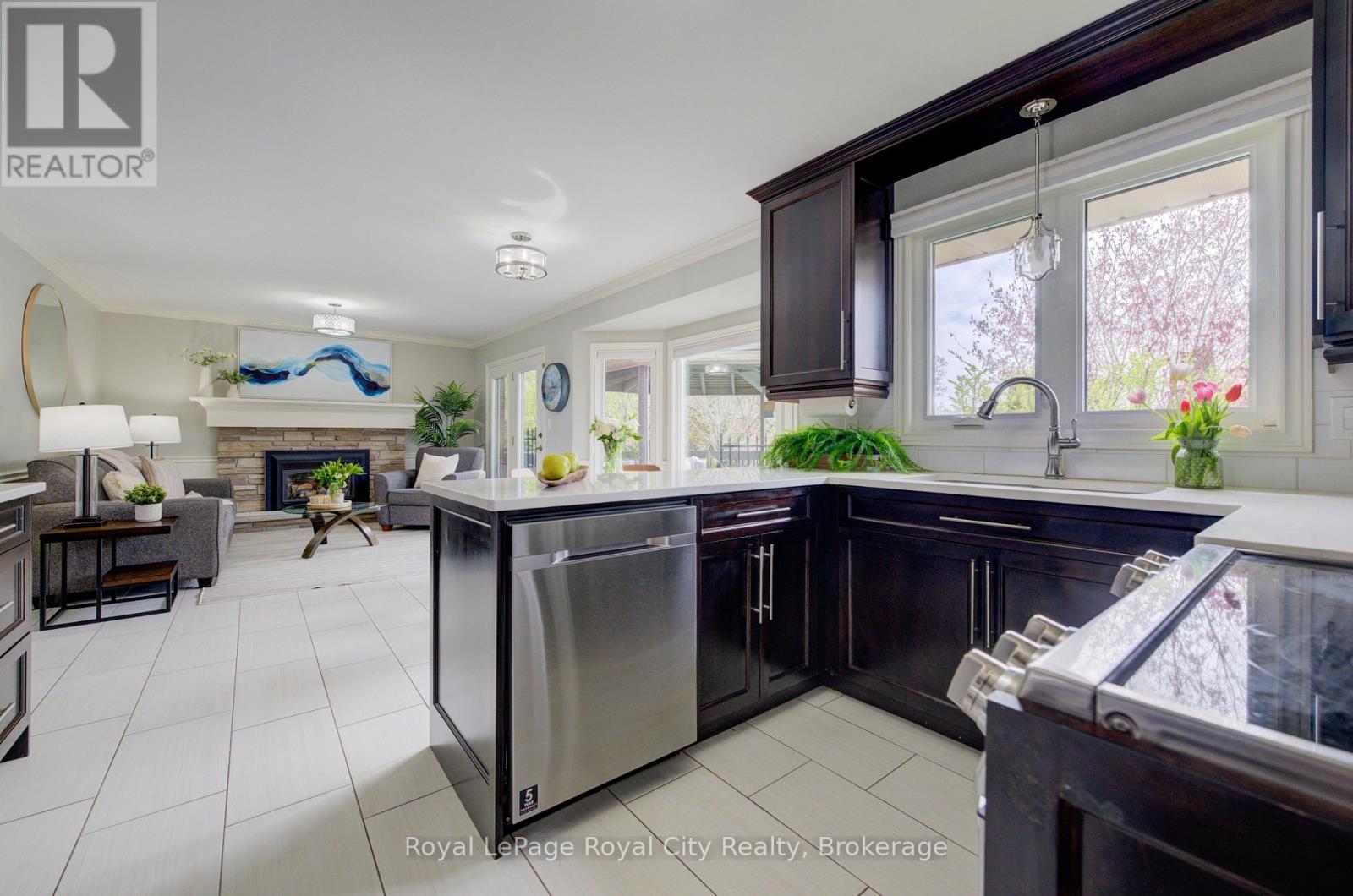 15 JOANN CRESCENT - 9