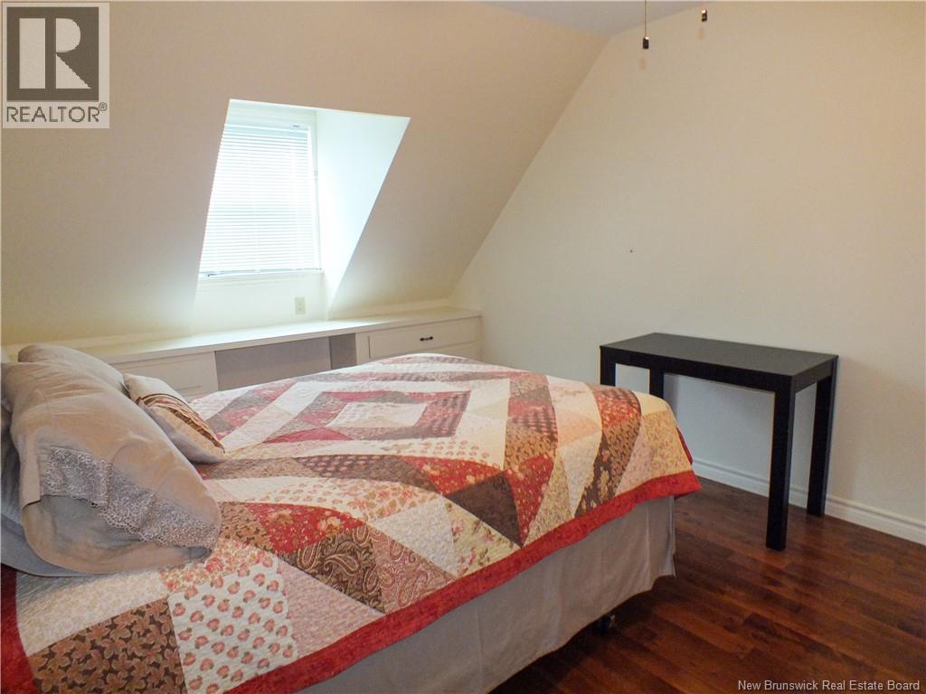 8 Centennial Row - Image 22