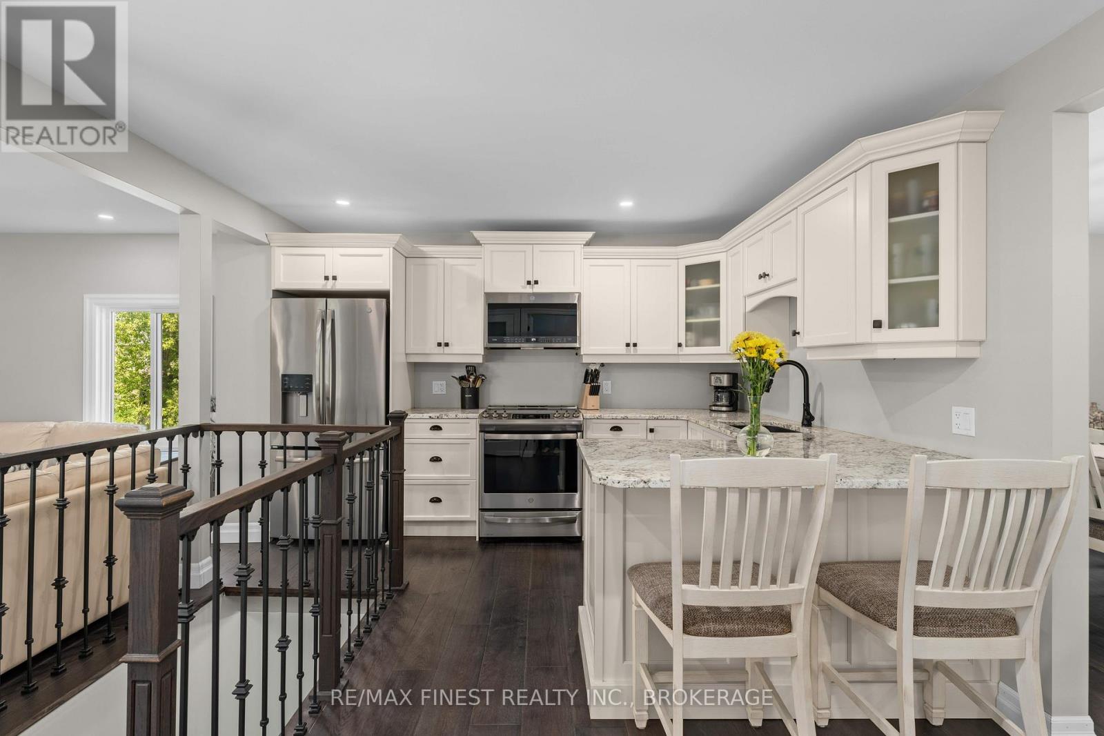 401 DUNDAS STREET W - 11