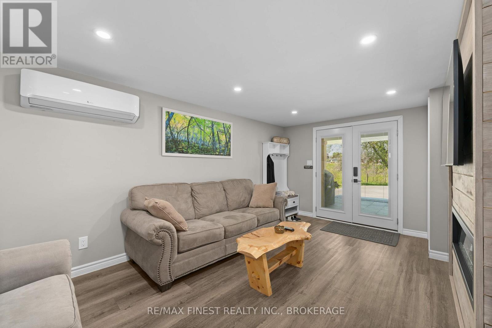 401 DUNDAS STREET W - 31