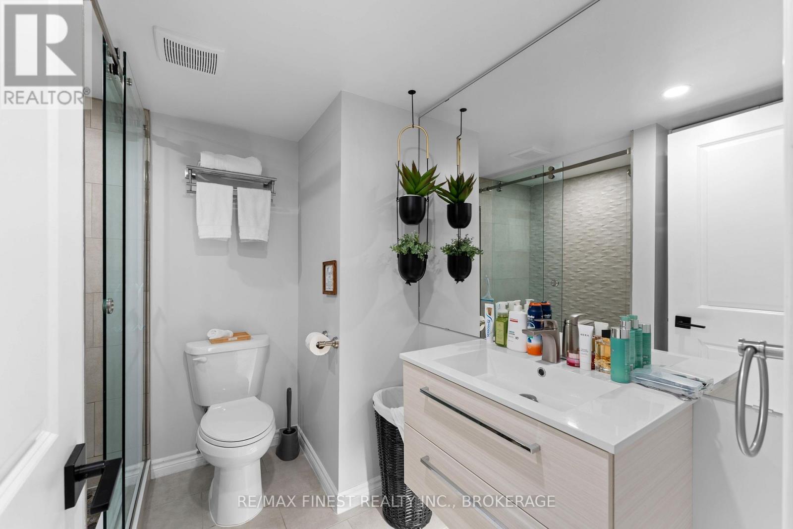401 DUNDAS STREET W - 38