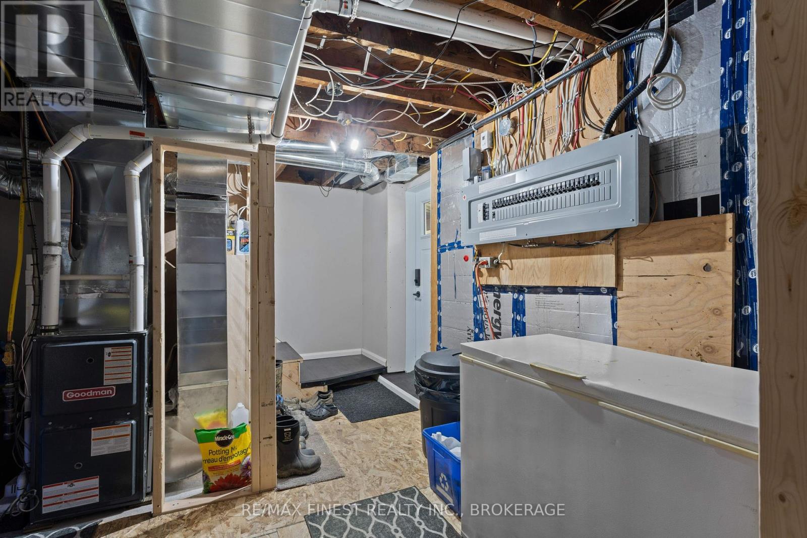 401 DUNDAS STREET W - 41