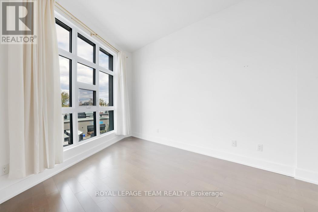 #303 101 PINHEY STREET - 17