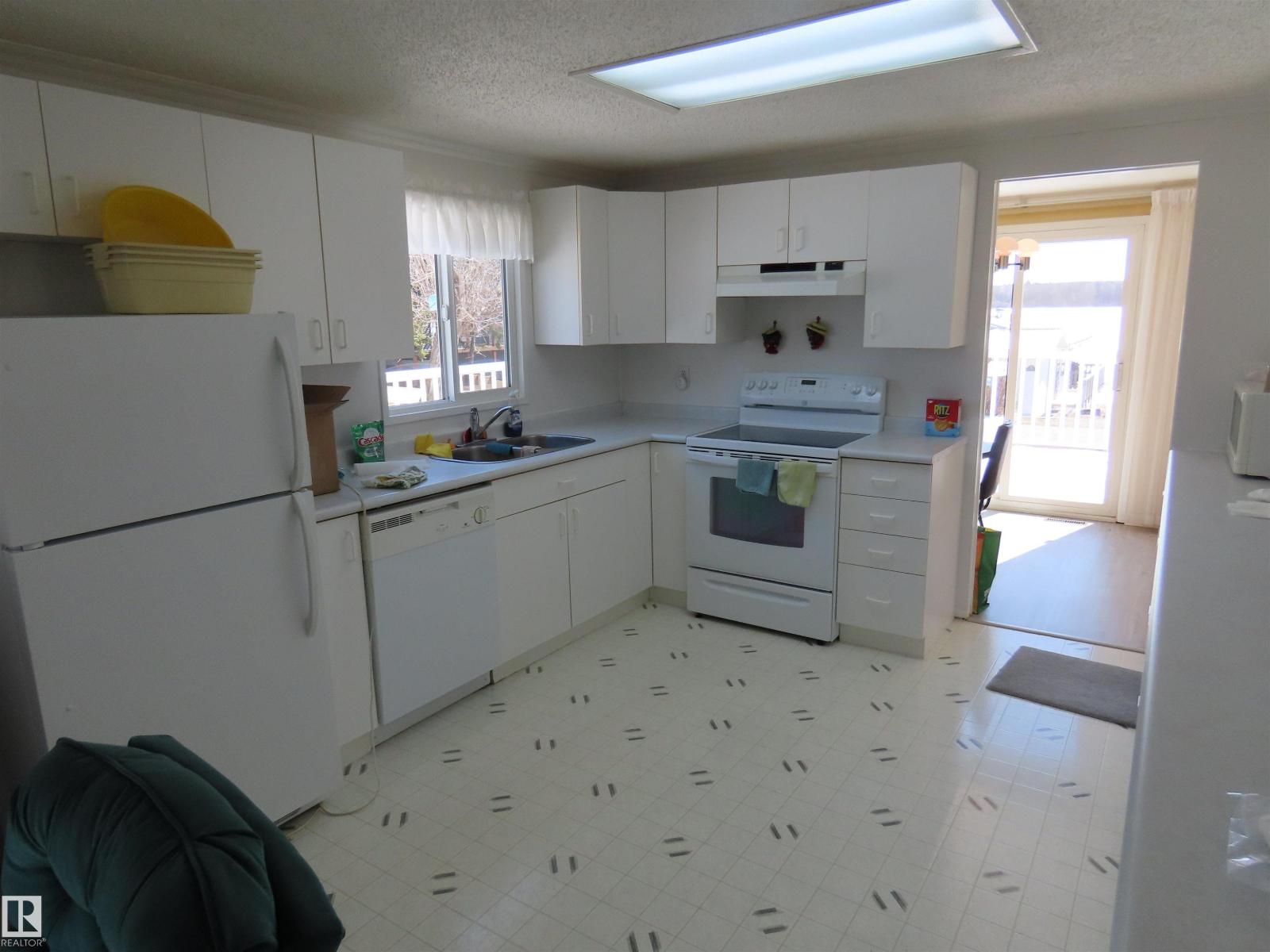 98 Lakeview DR — photo 17