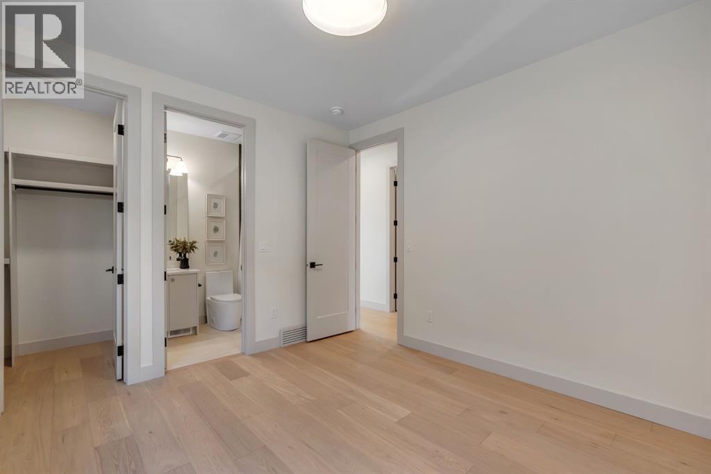 2034 49 Avenue SW - 39