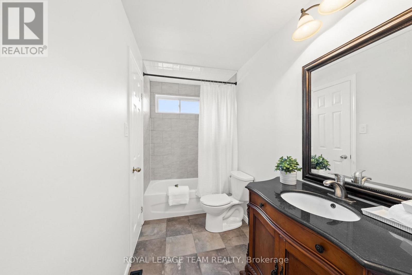 93 HEWITT WAY - 24