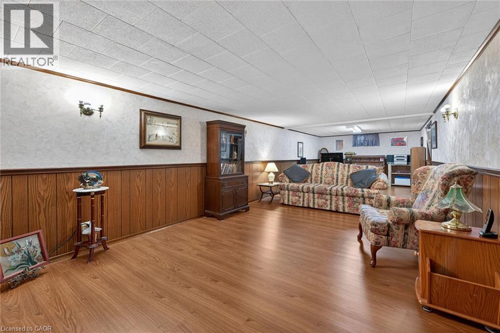 8 WOODROW Street N - 25