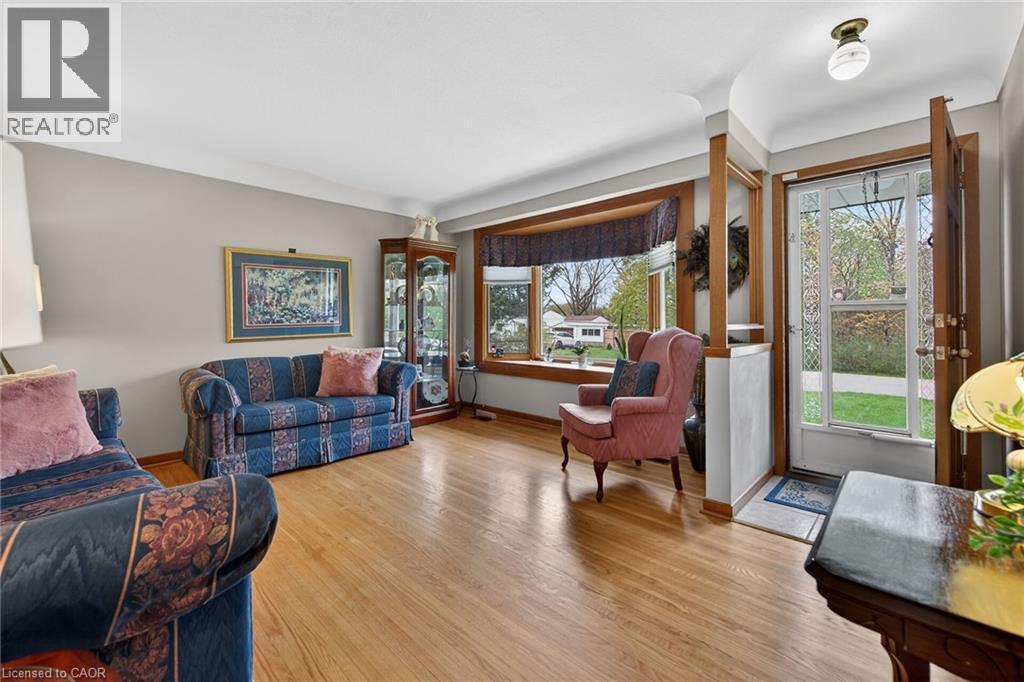 8 WOODROW Street N - 13