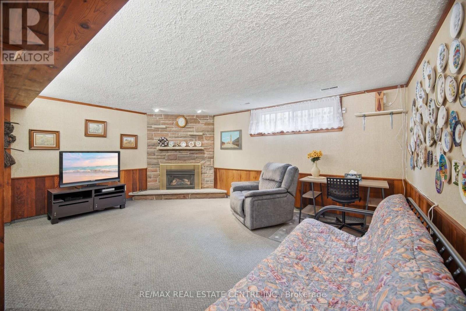 3590 FIELDGATE DRIVE - 23