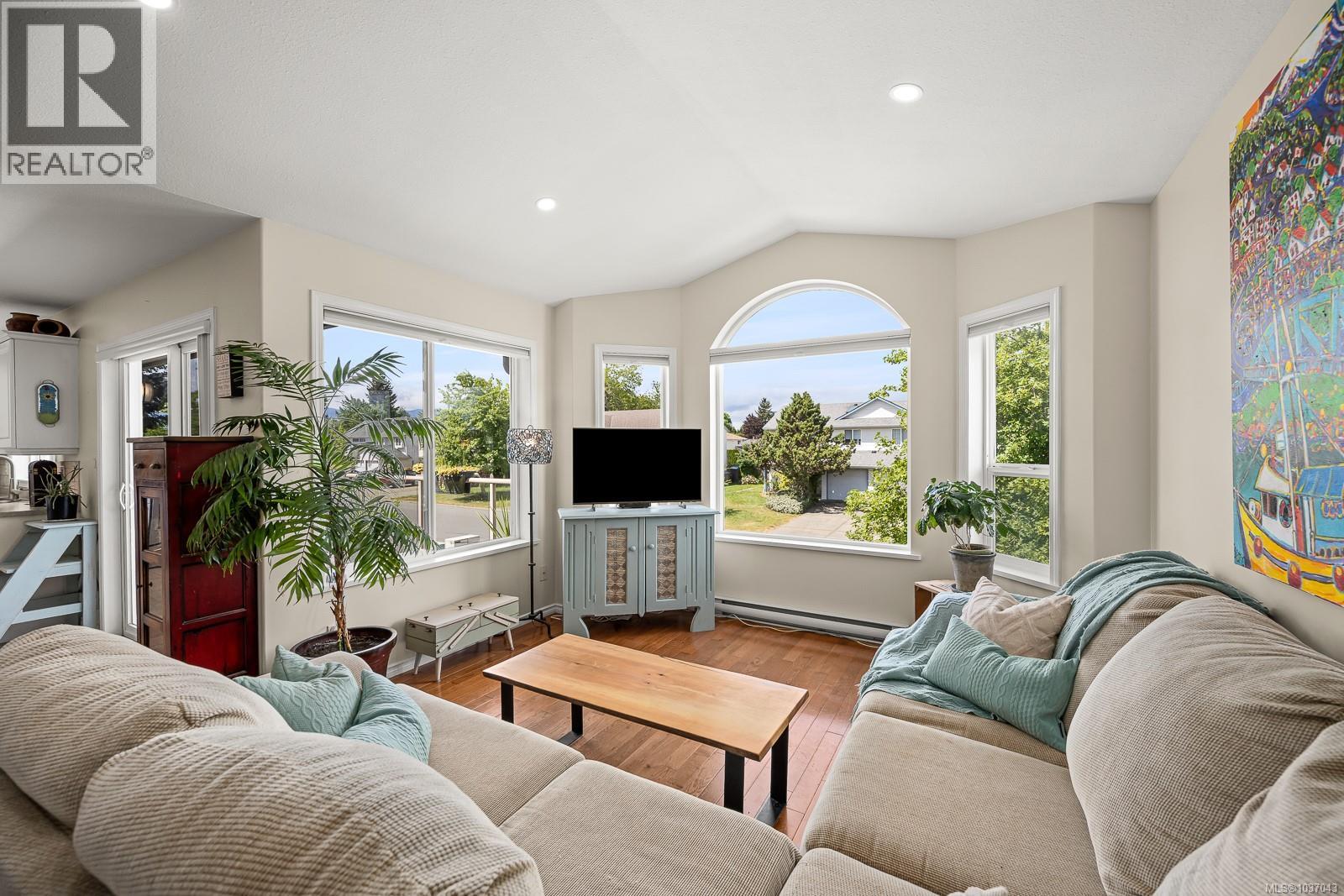 2065 Hawk Dr - Image 2