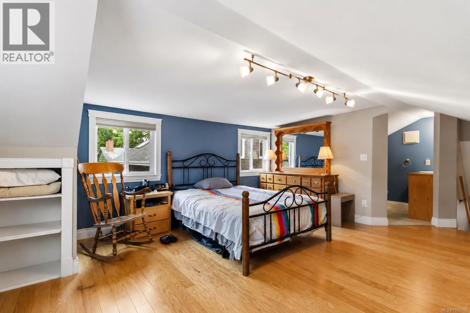 9 Camden Ave - 11