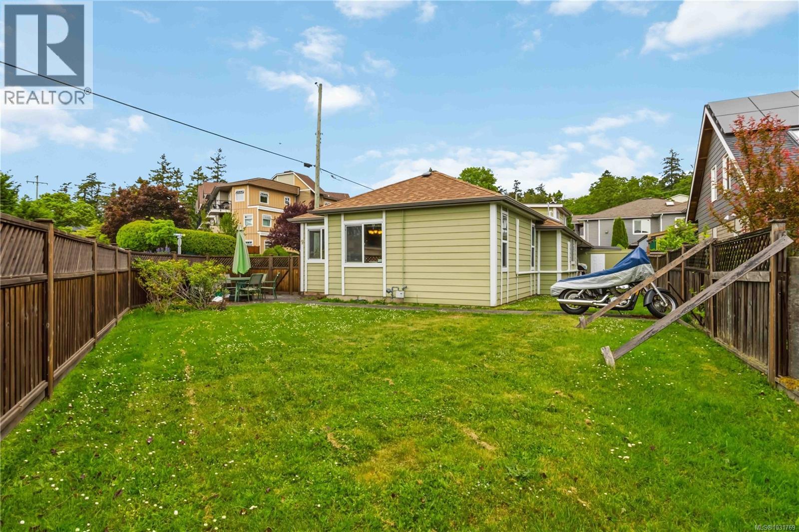 9 Camden Ave - 23