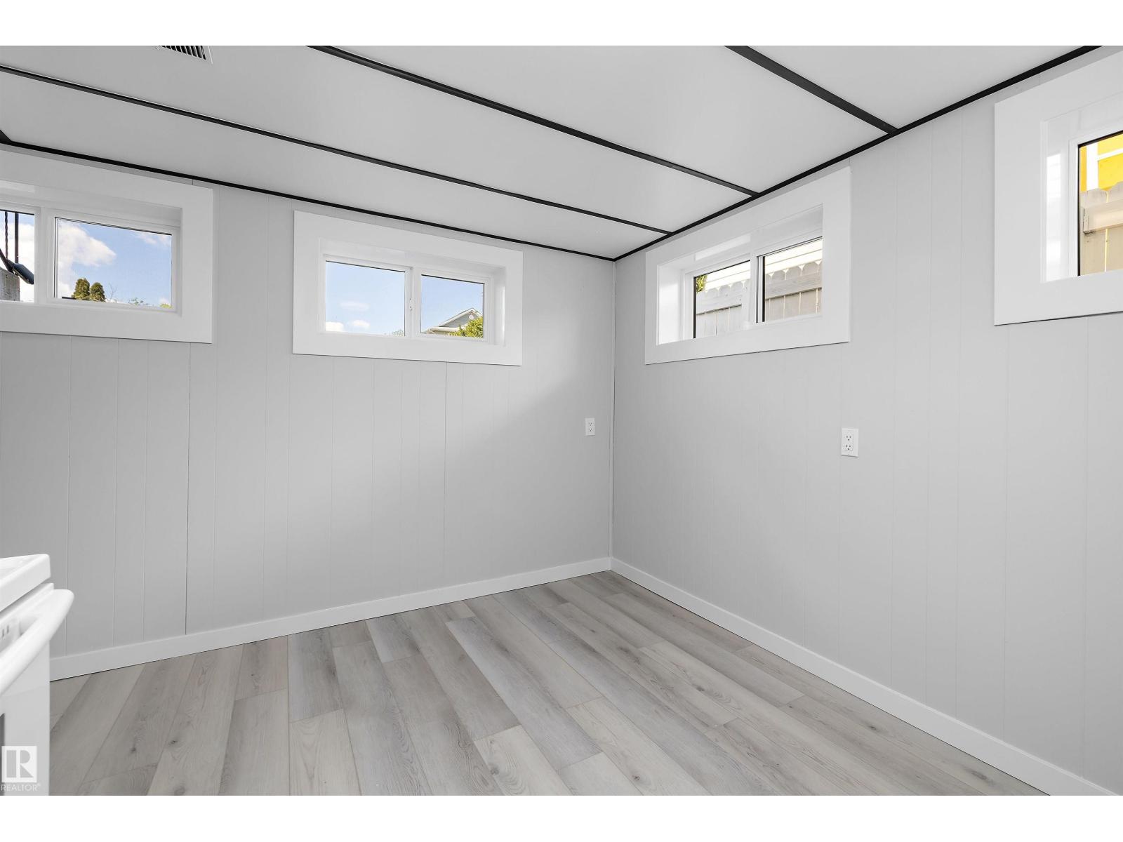 12715 / 12717 93 ST NW - 40