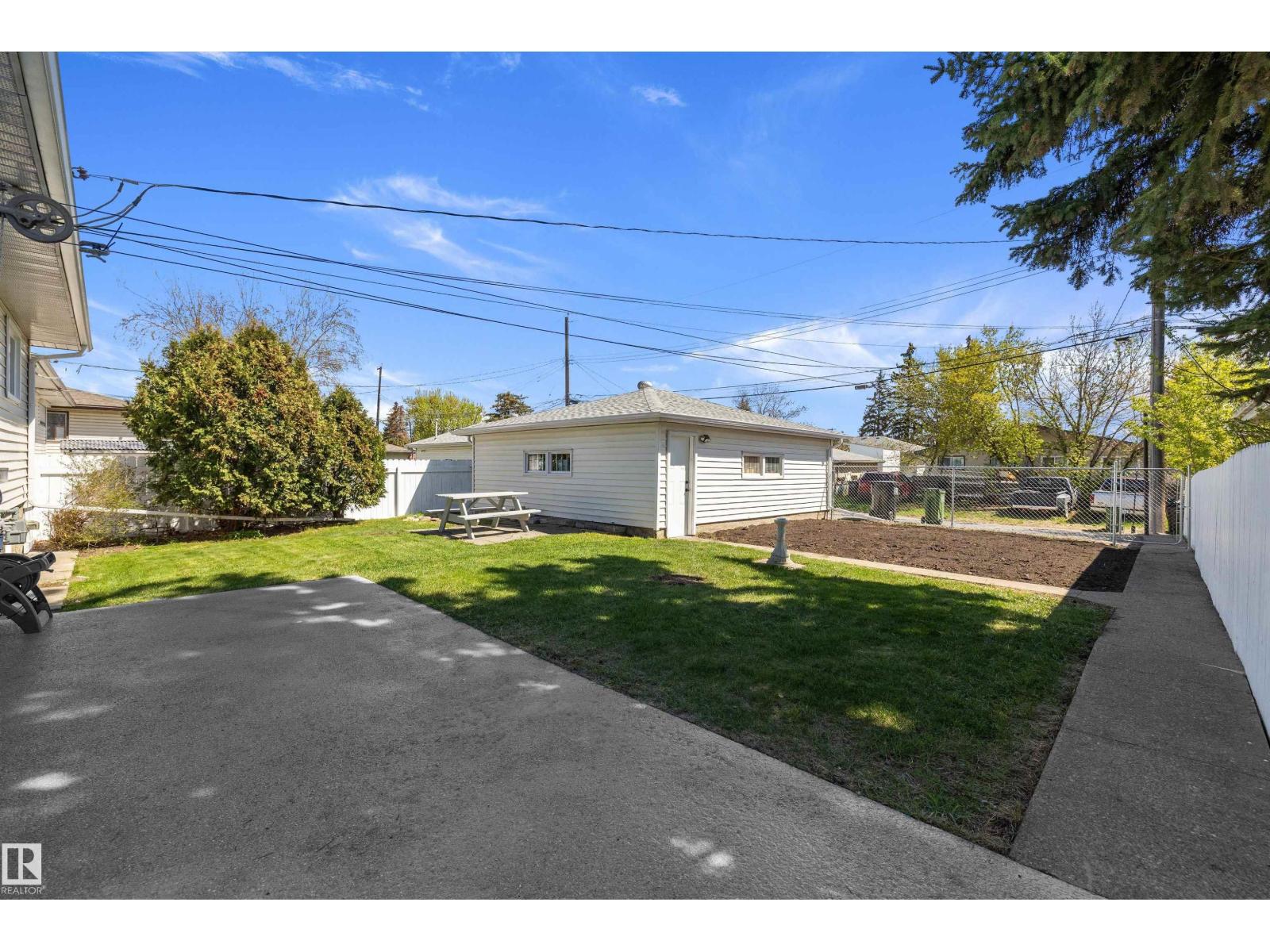 12715 / 12717 93 ST NW - 49