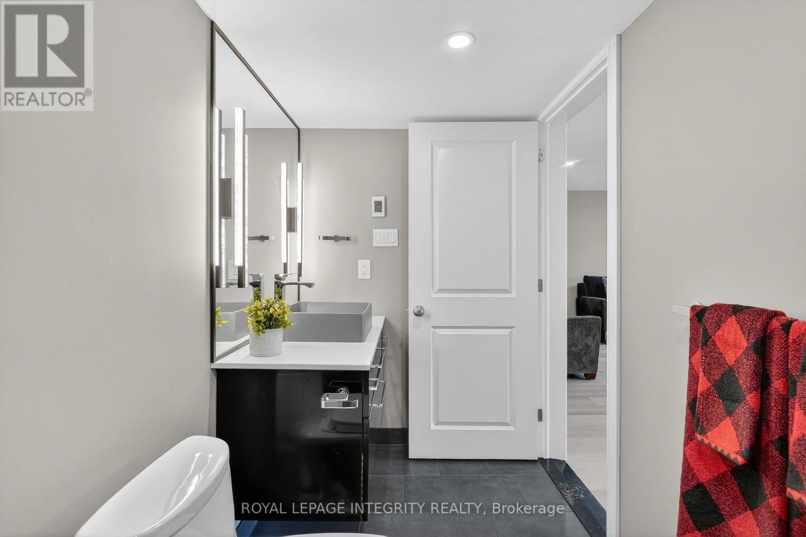 724 PARADE DRIVE - 34