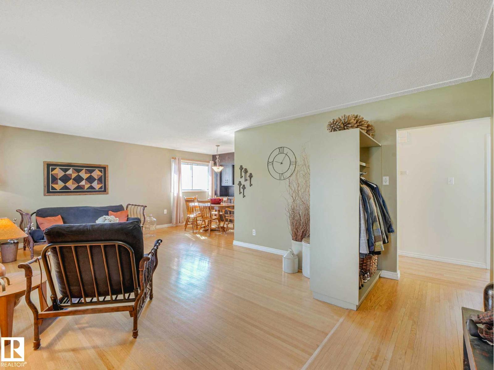 9635 64 AV NW - 26