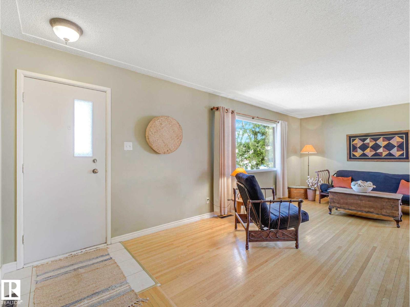 9635 64 AV NW - 27