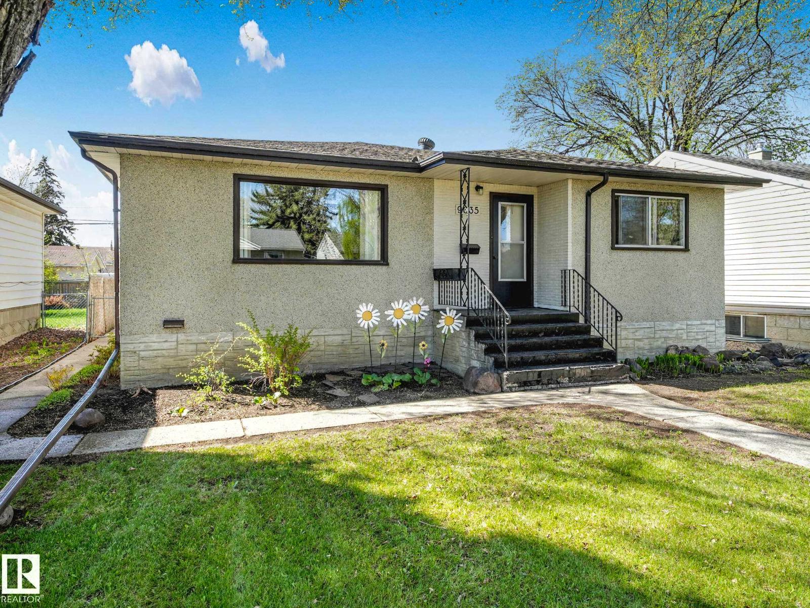 9635 64 AV NW - 4