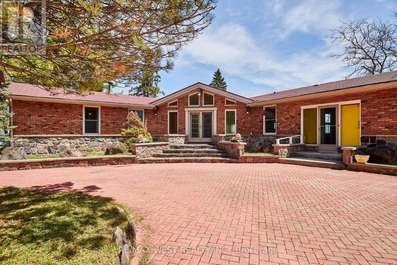 557 RIVERSIDE DRIVE - 5