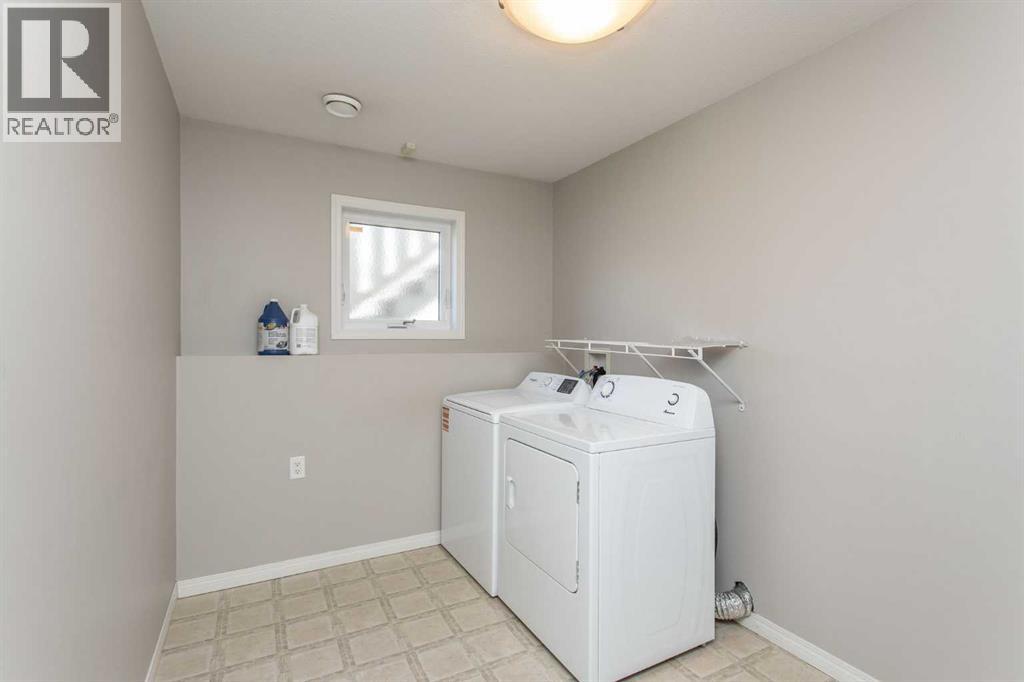 210 Lindsay Avenue — photo 25