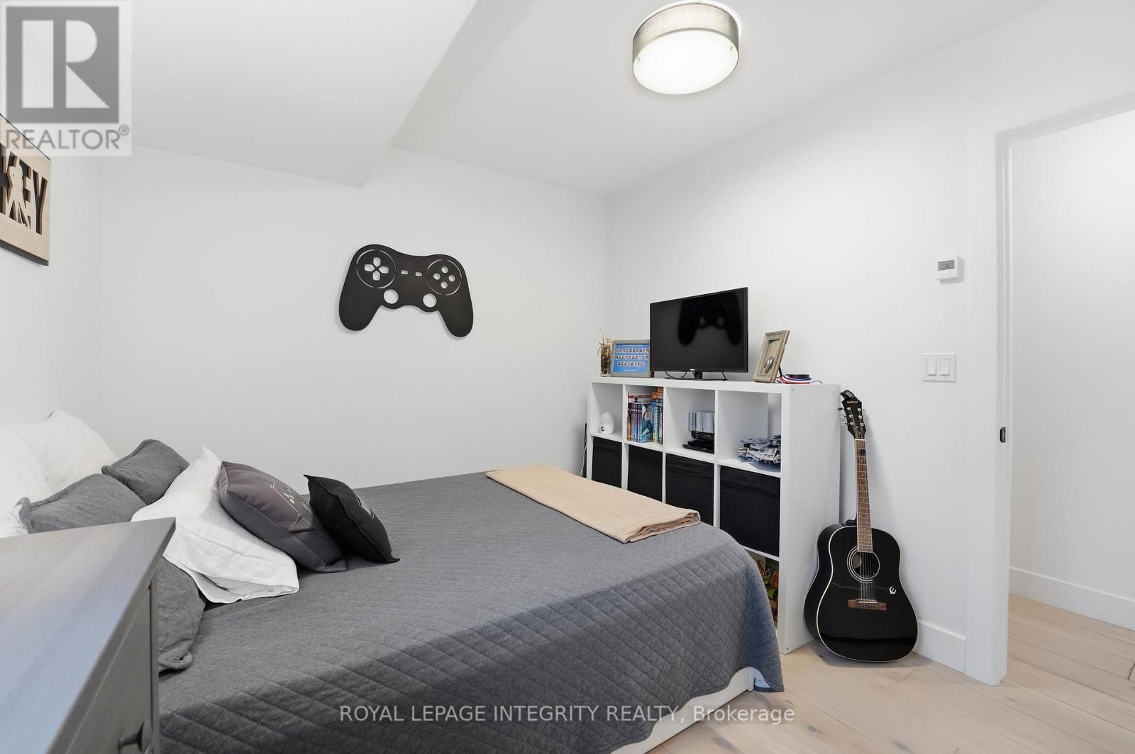 221 WESLEY AVENUE - 33