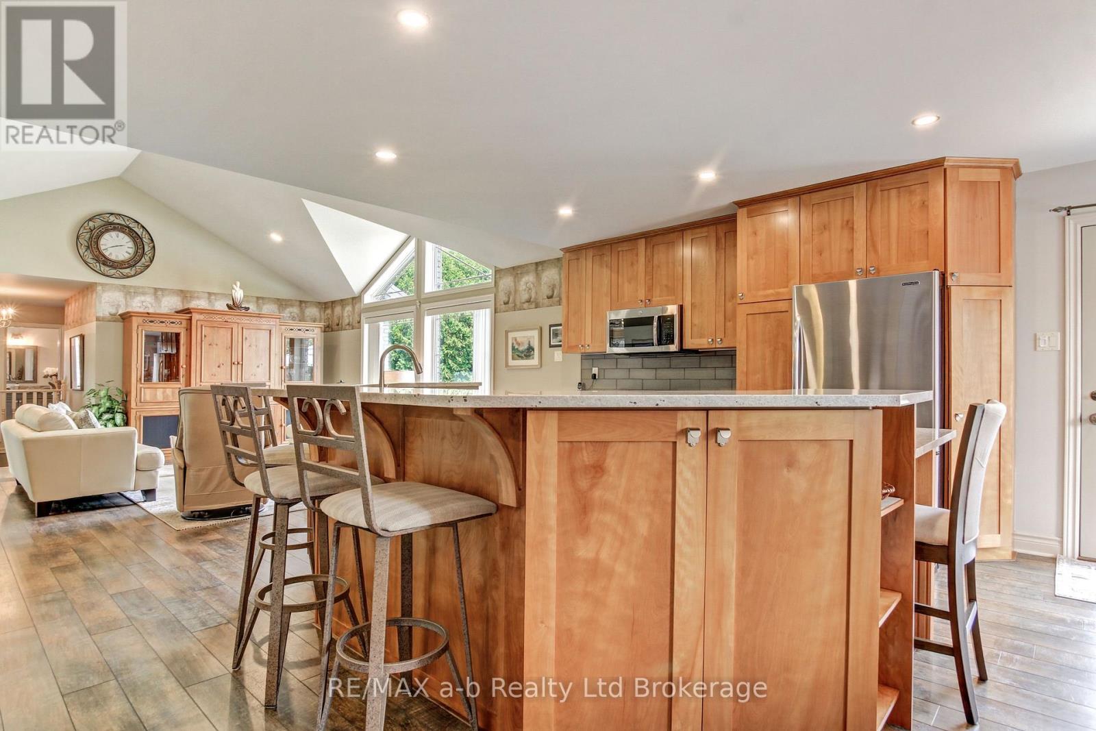7 OTTERVIEW DRIVE - 15