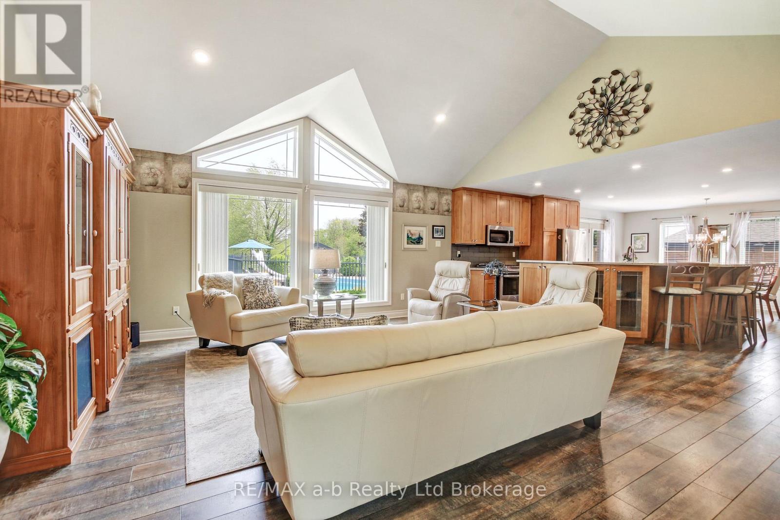 7 OTTERVIEW DRIVE - 21