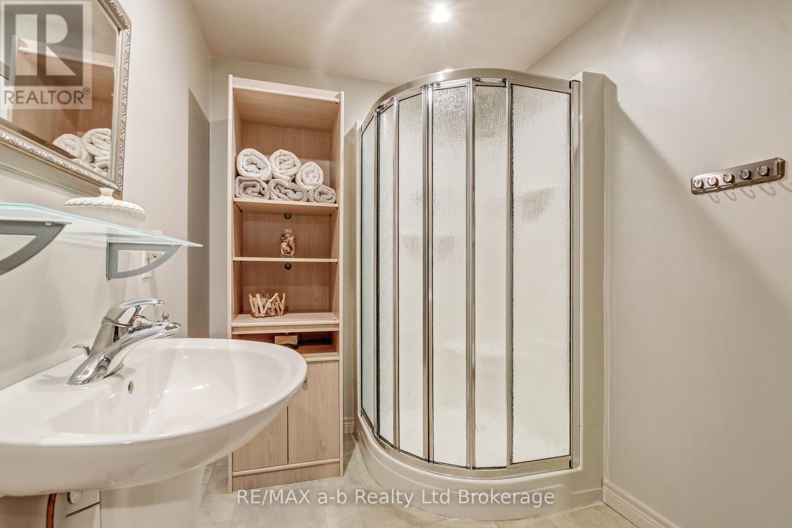 7 OTTERVIEW DRIVE - 32