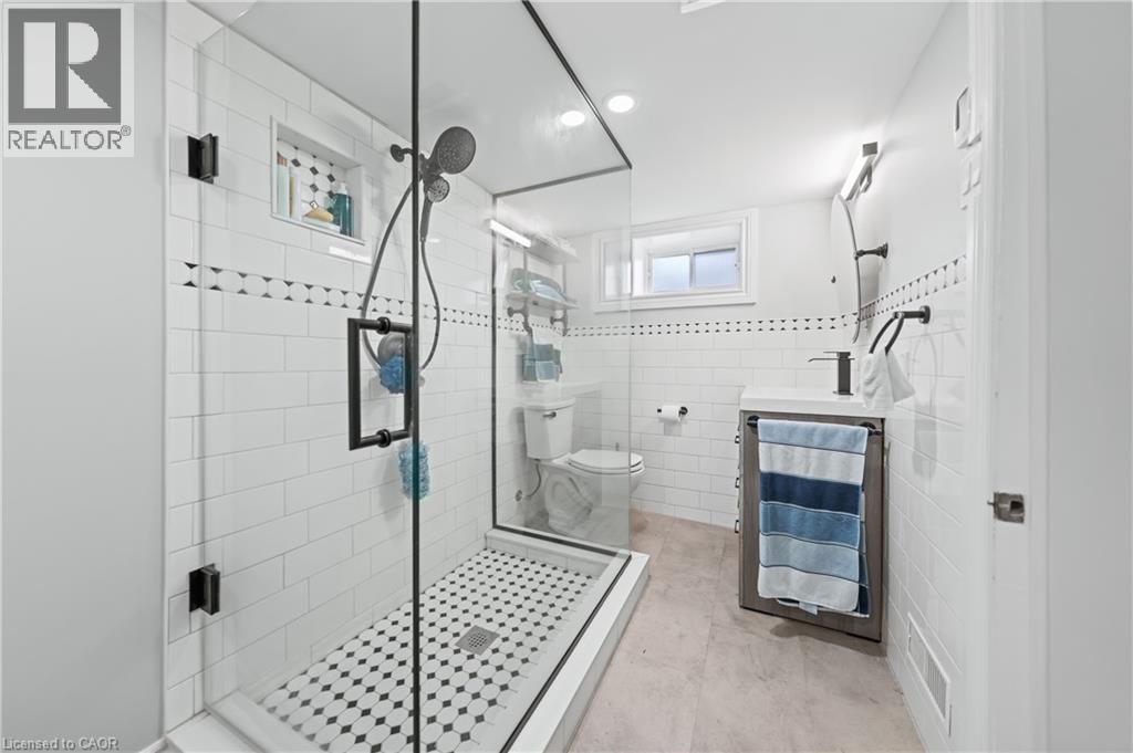 39 BORDEN Avenue N, Kitchener, Ontario, N2H3H9 — Photo 3