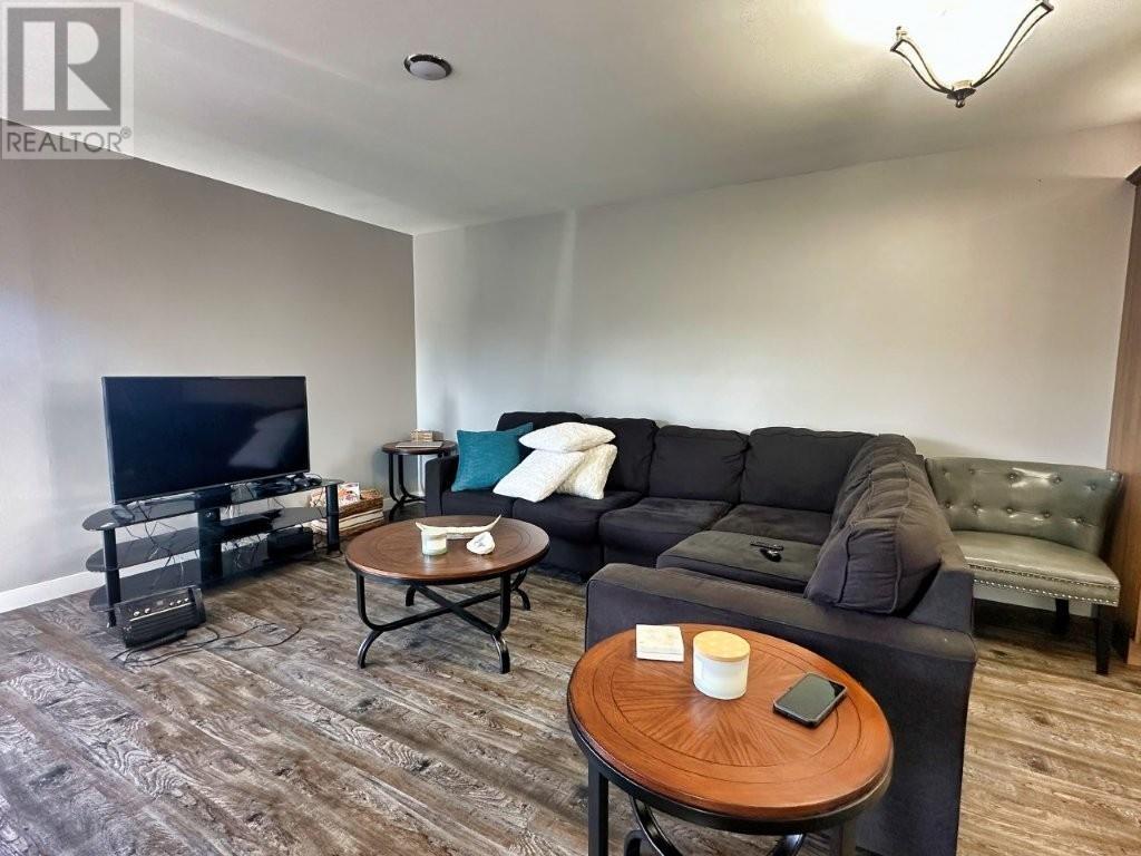851 & 853 Newport Ave, Thunder Bay, Ontario, P7A6K1 — Photo 2
