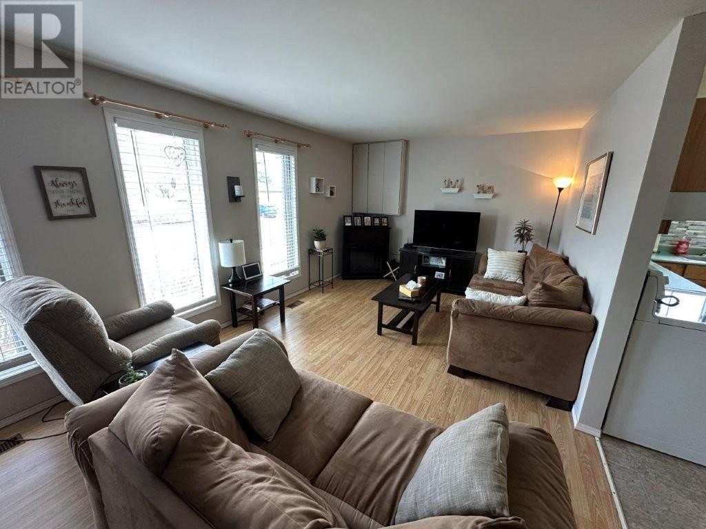 851 & 853 Newport Ave, Thunder Bay, Ontario, P7A6K1 — Photo 3