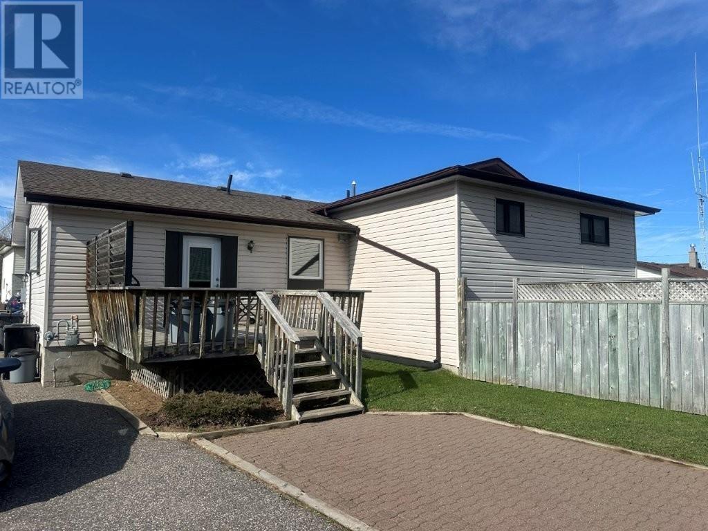 851 & 853 Newport Ave, Thunder Bay, Ontario, P7A6K1 — Photo 11