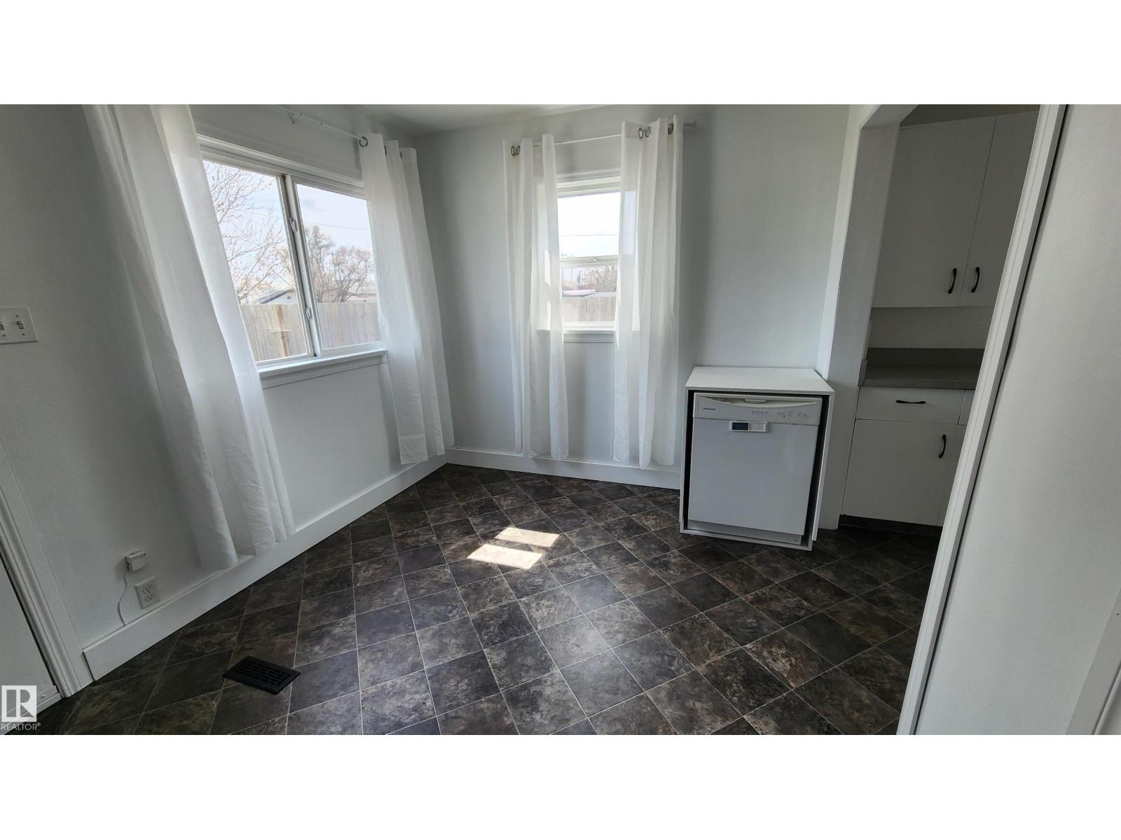 5017 51 ST - 15