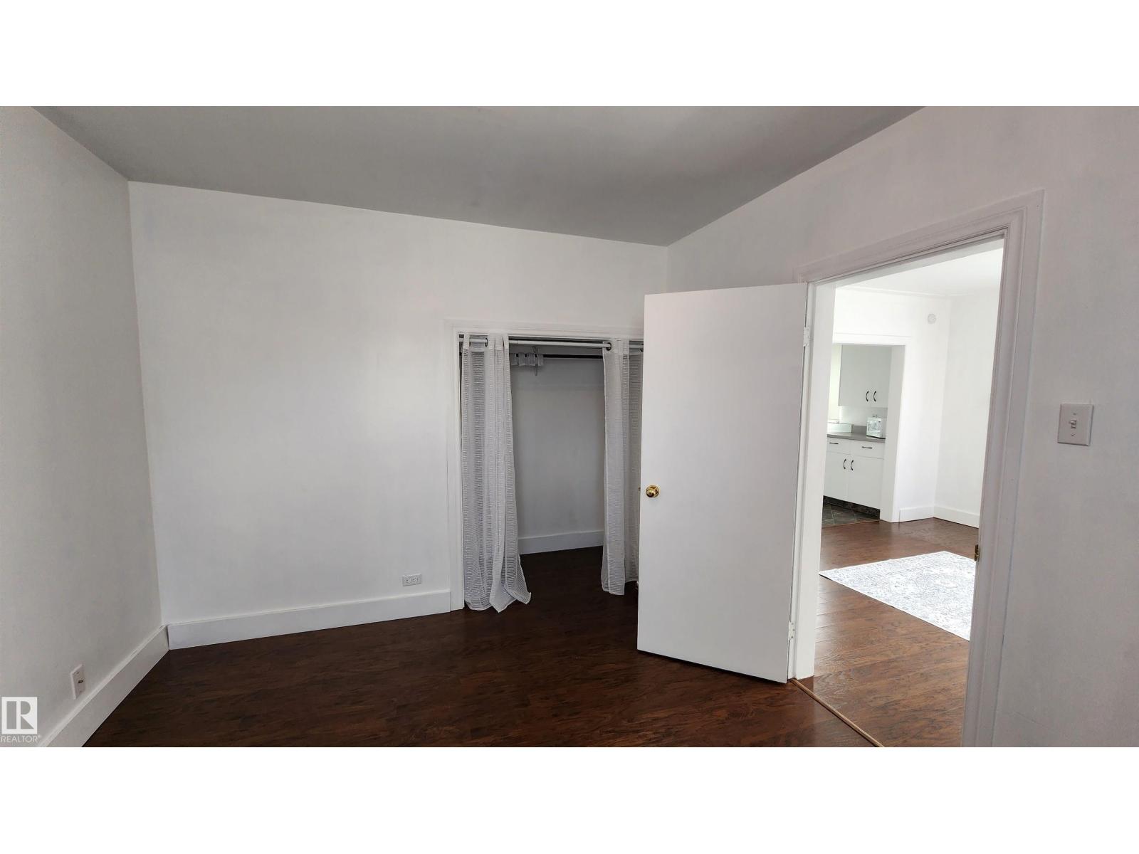5017 51 ST - 18