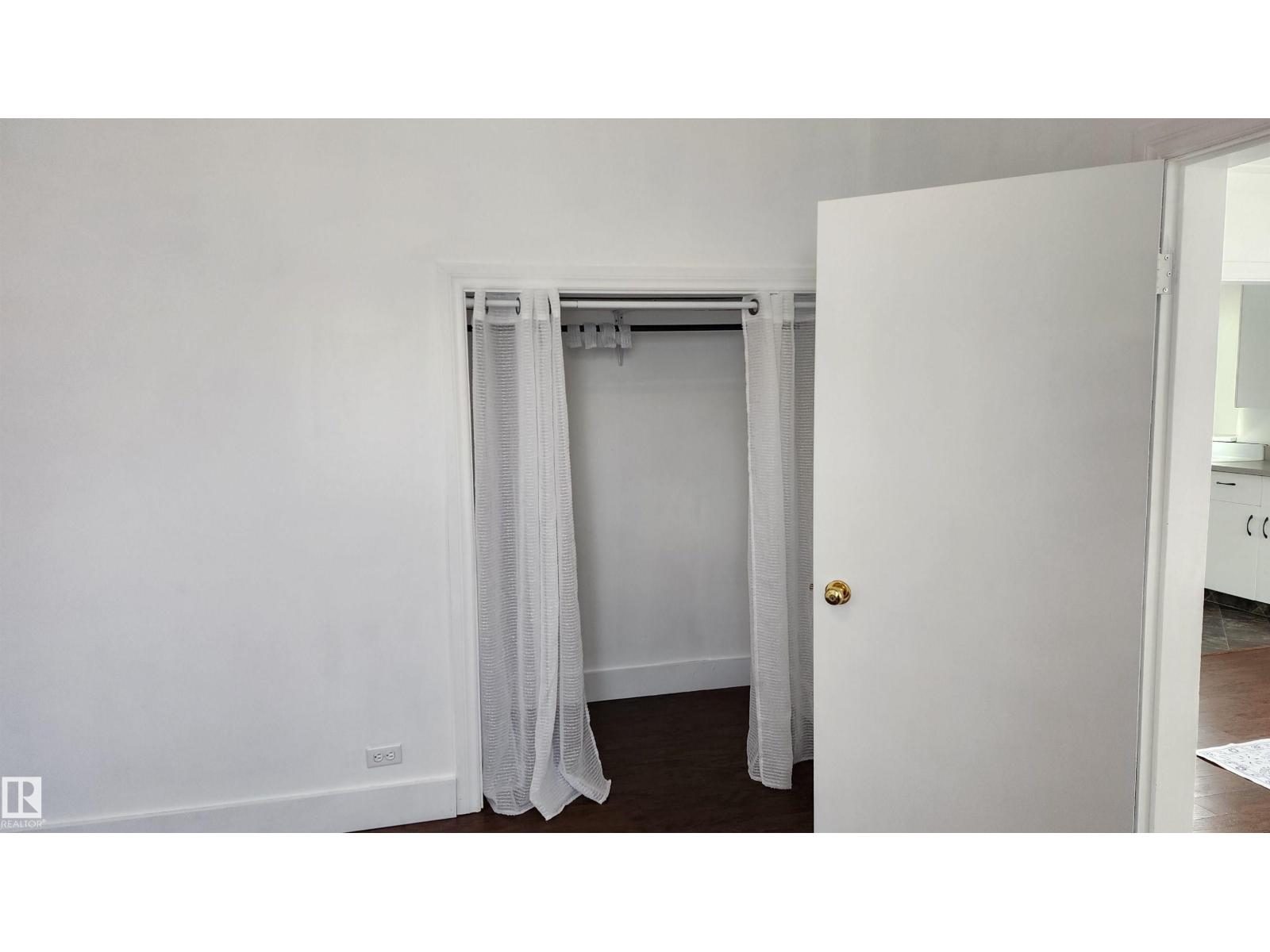 5017 51 ST - 17