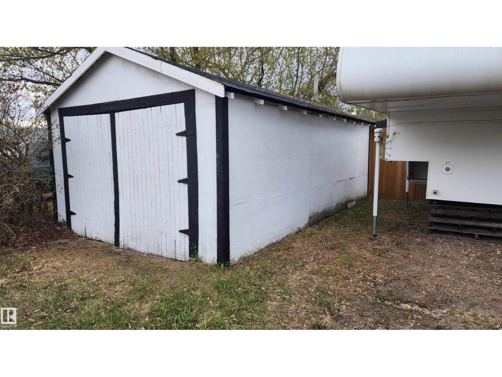 5017 51 ST - 32