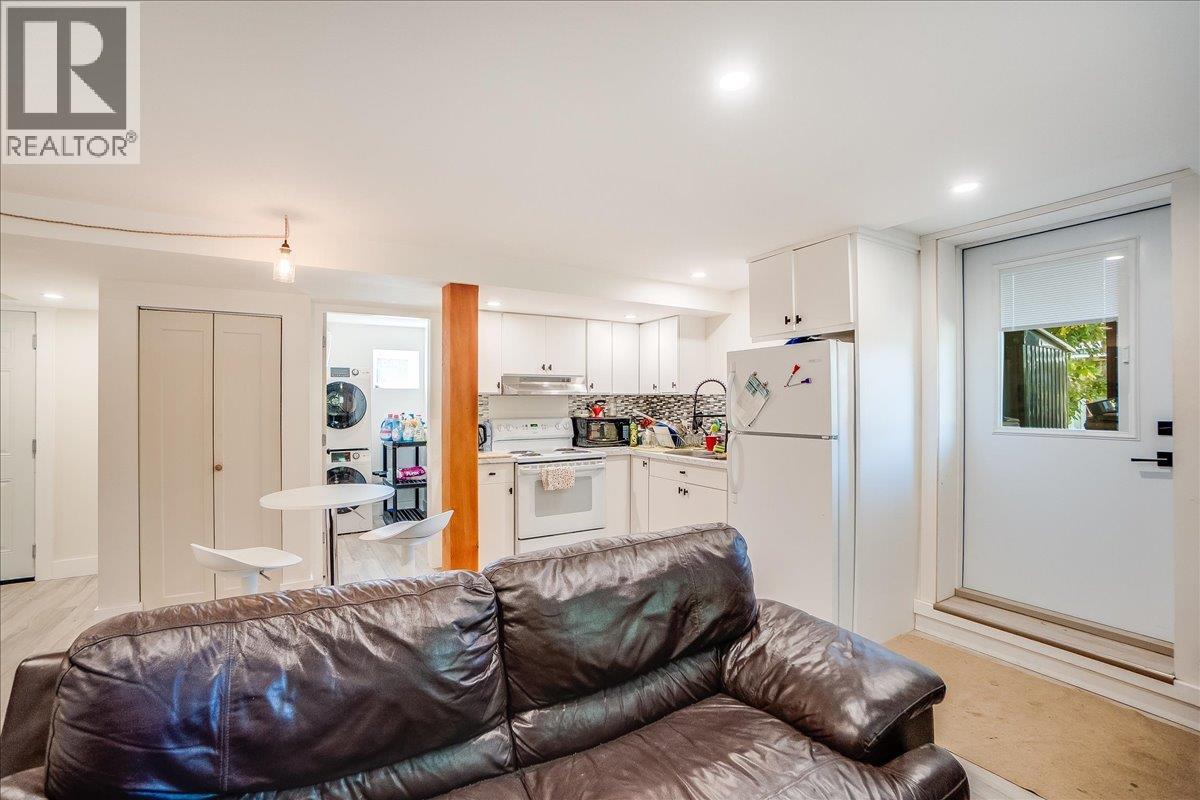1922 Kootenay Street - 41