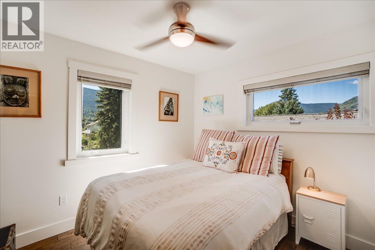 1922 Kootenay Street - 30