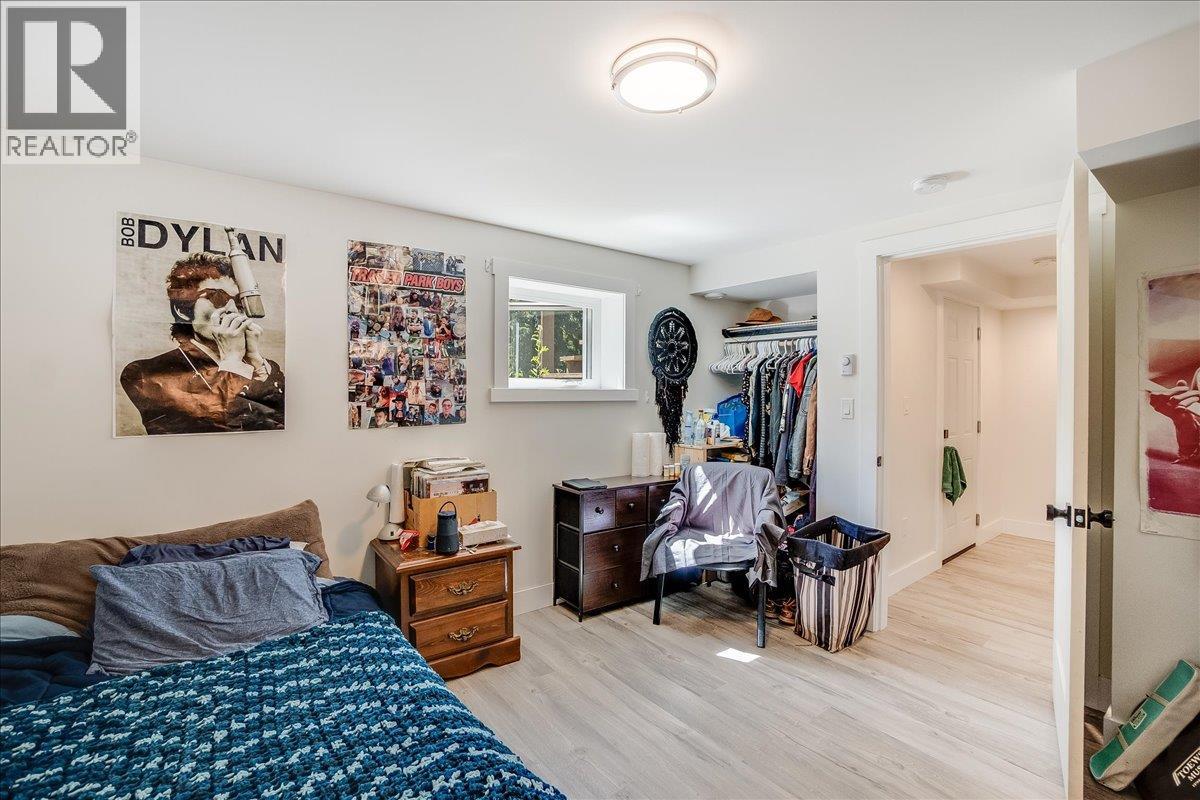 1922 Kootenay Street - 47