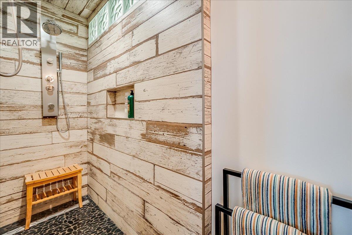 1922 Kootenay Street - 34