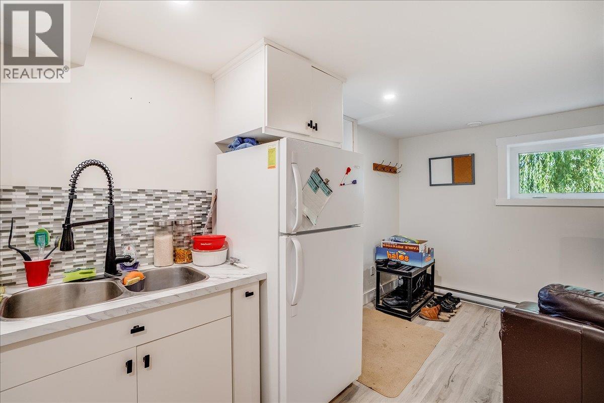 1922 Kootenay Street - 42