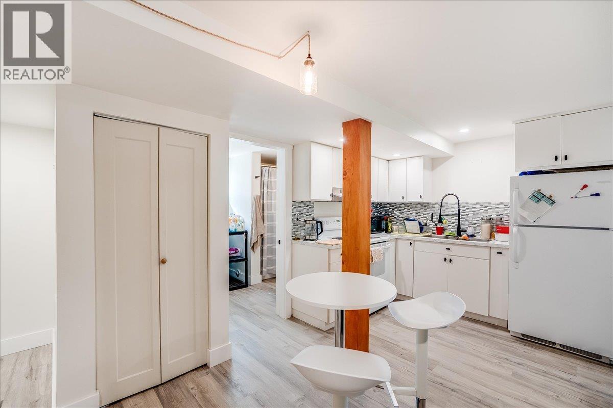 1922 Kootenay Street - 39