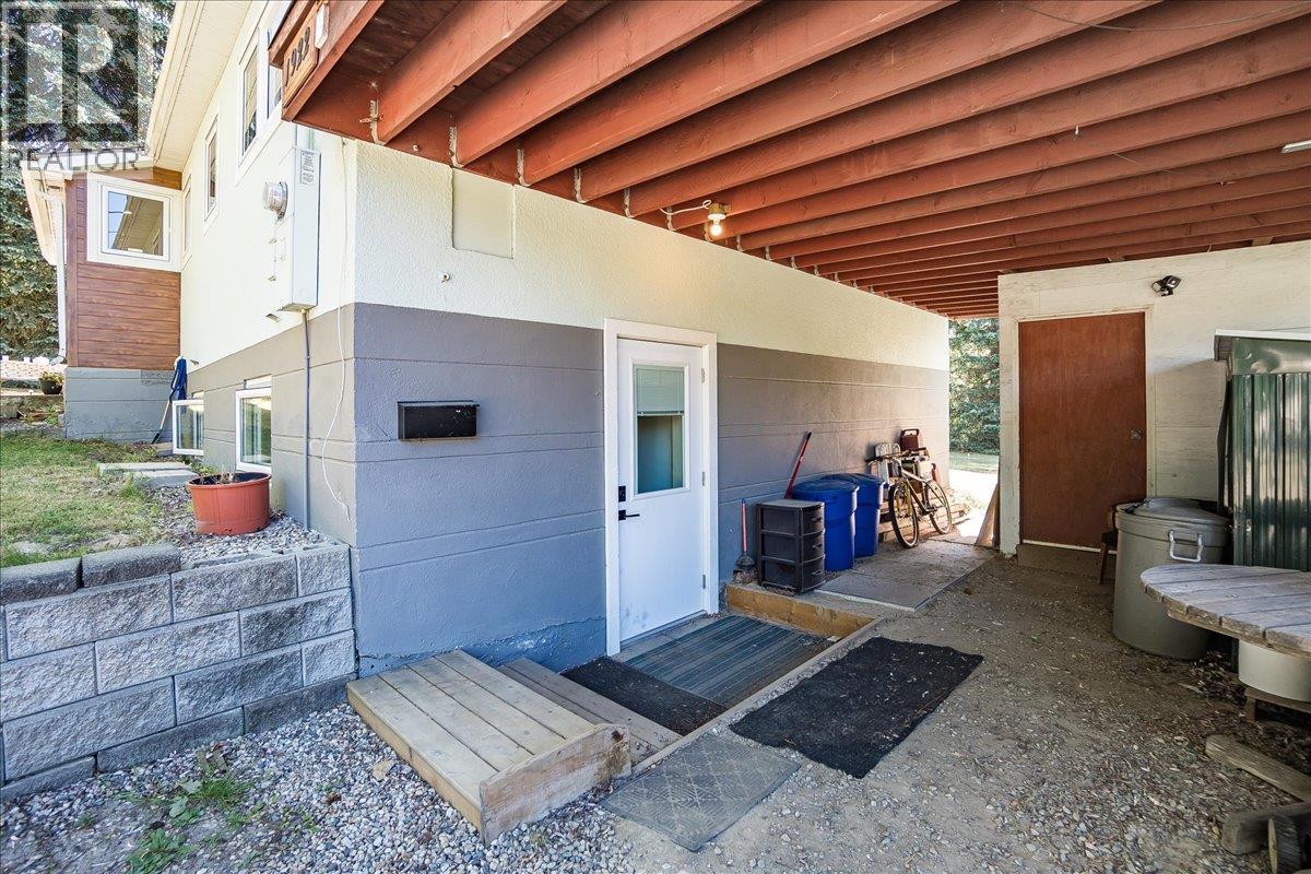 1922 Kootenay Street - 37