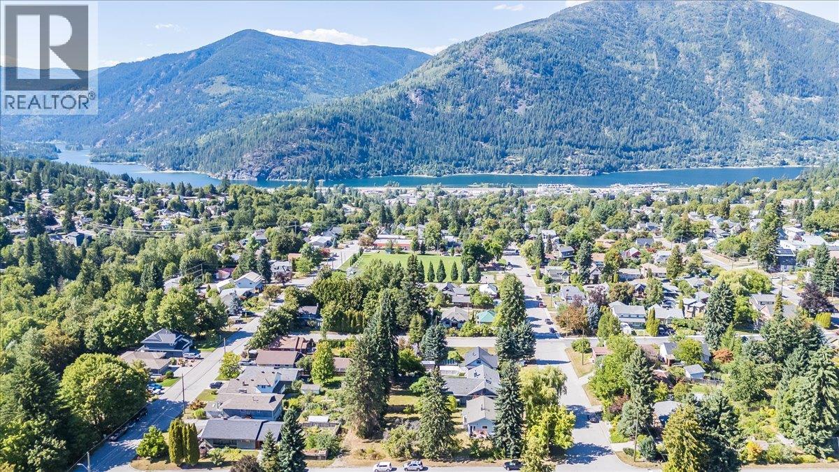 1922 Kootenay Street - 60