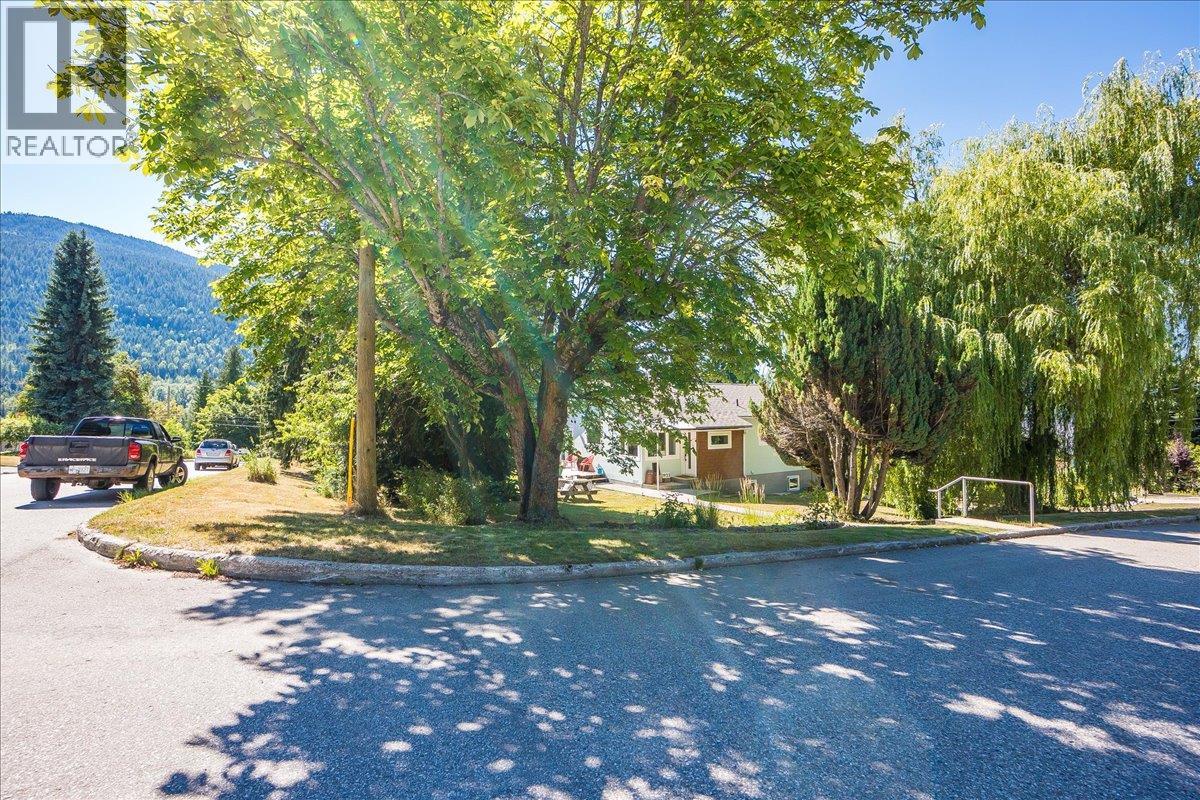 1922 Kootenay Street - 61