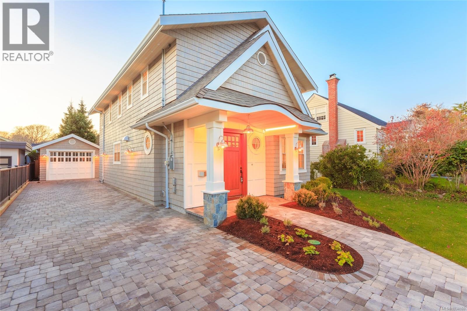  1838 DUNNETT Crescent, Saanich